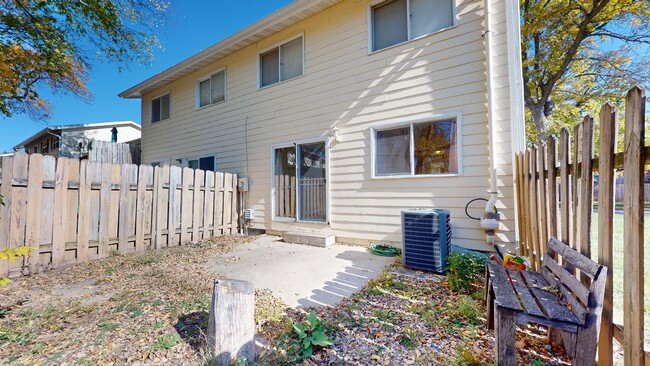 Building Photo - AVAILABLE JANUARY! Cute 3 Bedroom Townhous...