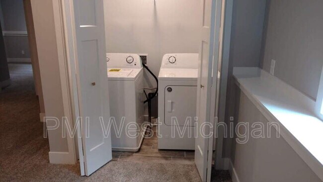 Building Photo - 546 W Elm St