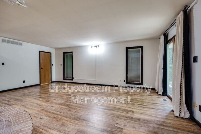 Building Photo - 1382 Hickoryview Ct