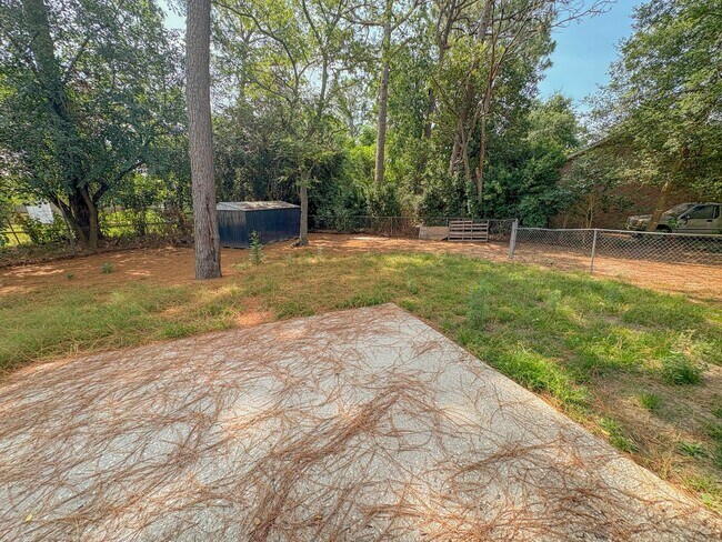 Building Photo - Coming Soon! 3 Bedroom 2 Bathroom- Pets Allowed!