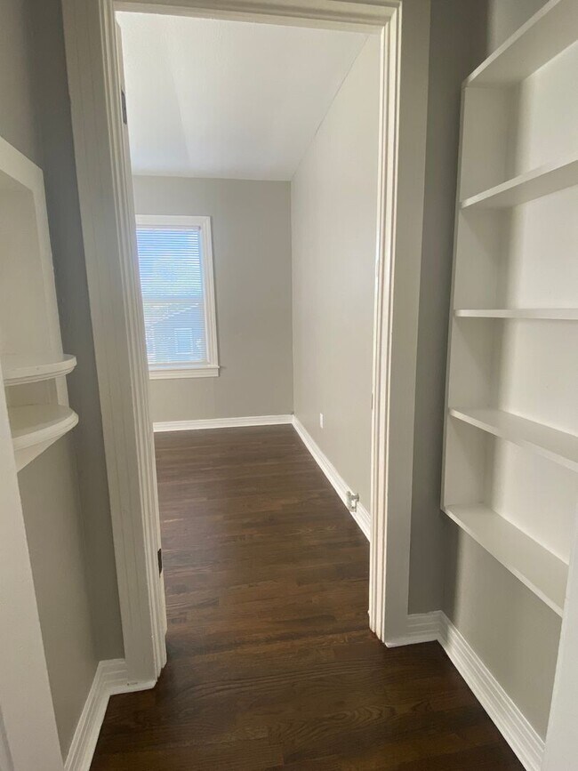 Building Photo - 402 McCarty St