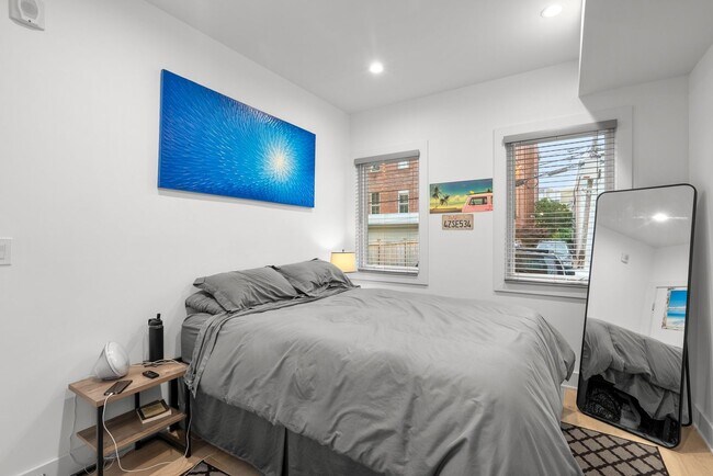 Building Photo - 2 Bed 2 Bath - Adams Morgan Condo - Comple...