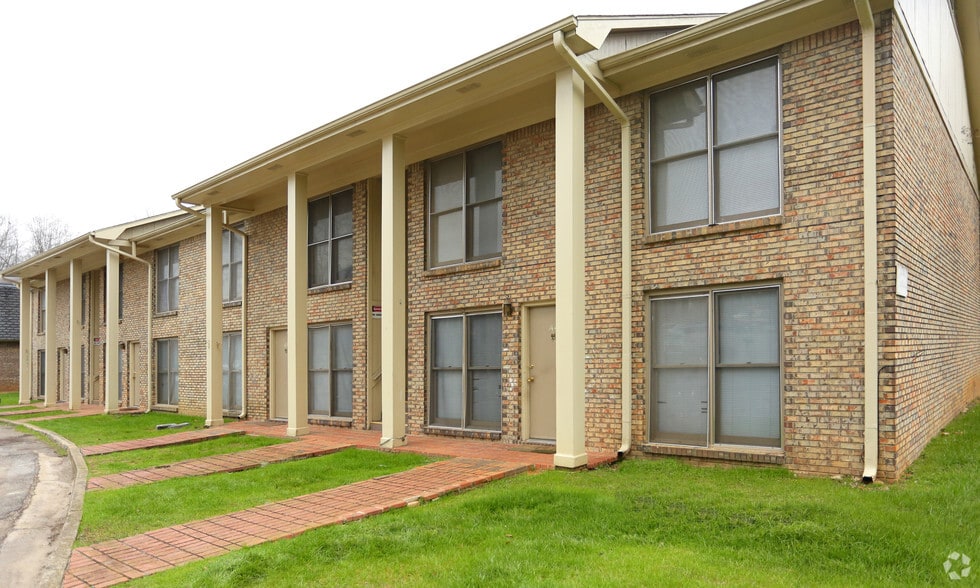 Primary Photo - Crestmont Manor