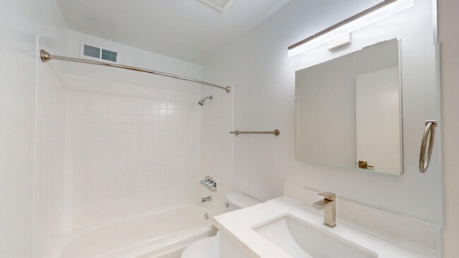 Building Photo - 2031 Castro St