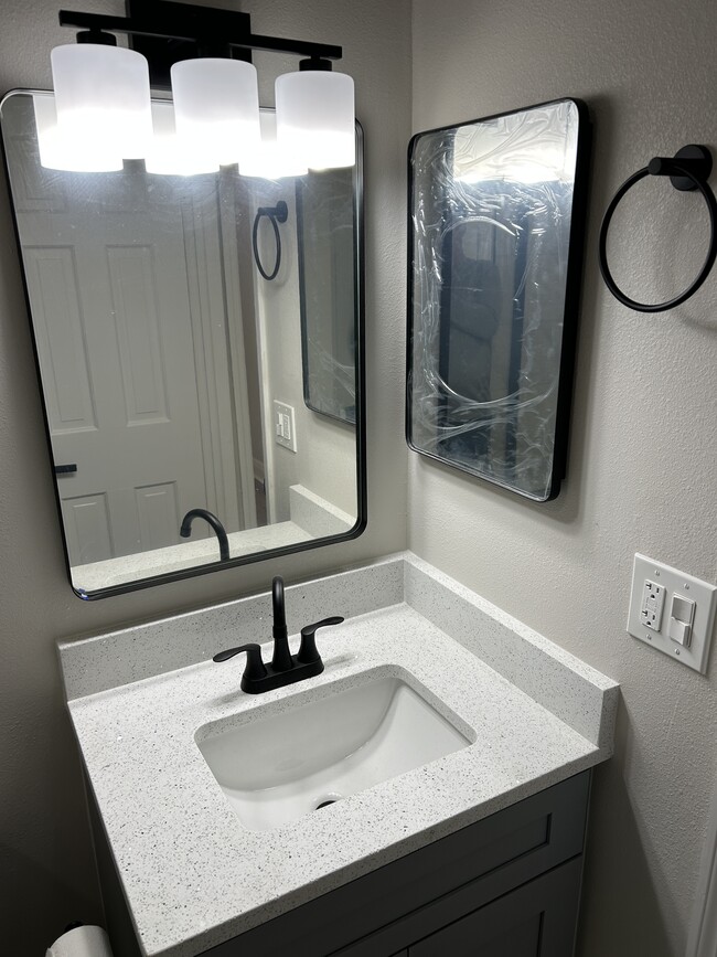 Building Photo - 3848 N Lake Dr