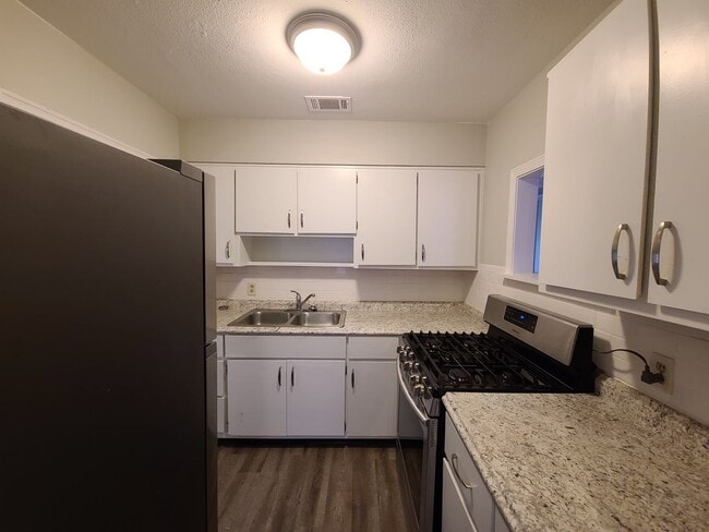 Building Photo - 2 bedroom 1 bath house w/ bonus room off G...