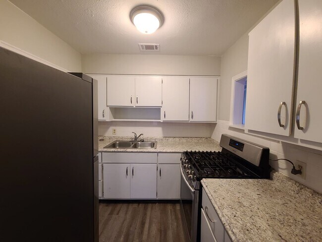 Building Photo - 2 bedroom 1 bath house w/ bonus room off Gulf Beach Hwy!