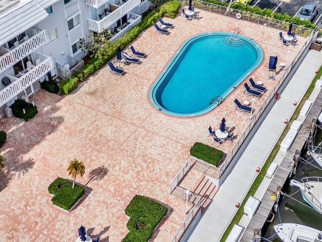 Building Photo - 100 Edgewater Dr