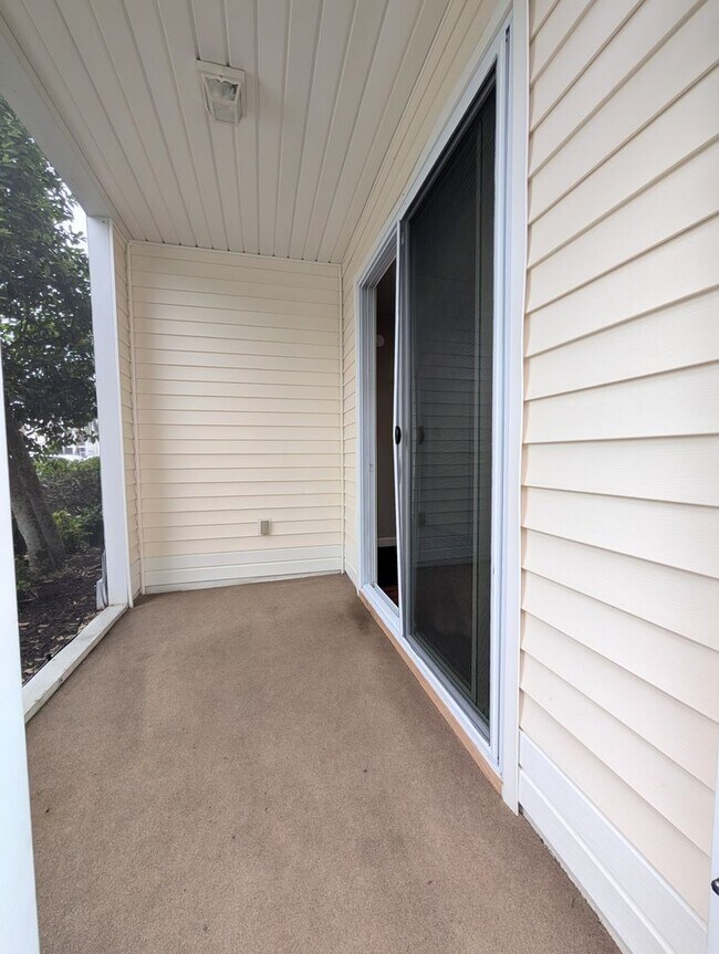 Building Photo - 484 River Oaks Dr