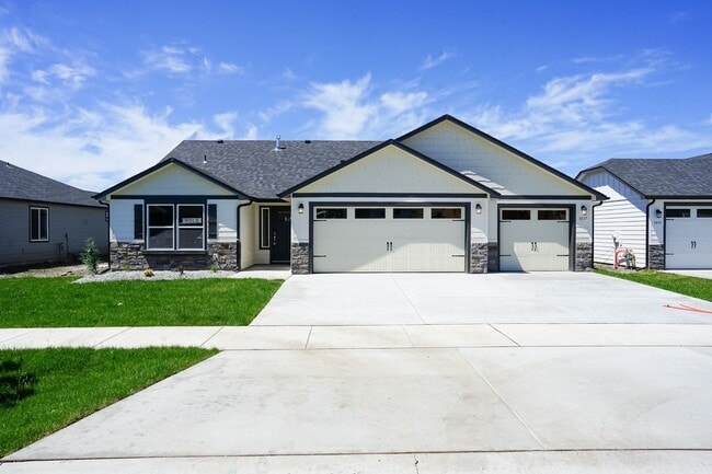 Building Photo - 3 Bedroom, 2 Bath Home  Built in 2022 - Po...