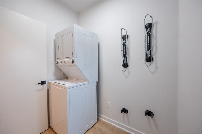 Building Photo - 300 SW 6th St