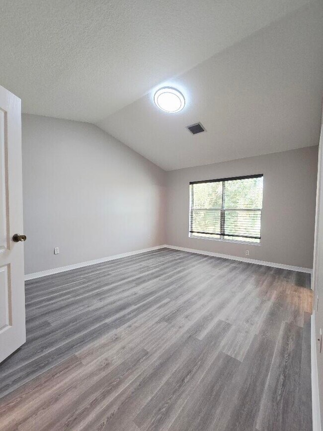 Building Photo - 329 River Bluff Ln