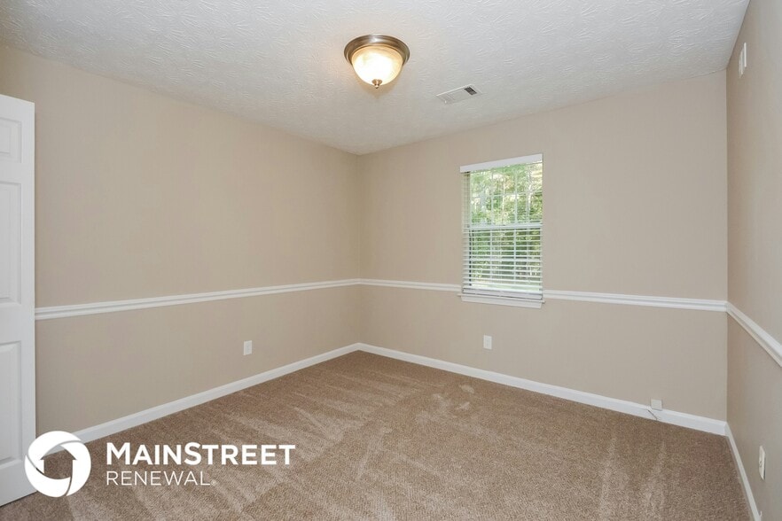 Building Photo - 330 E Country Woods Dr