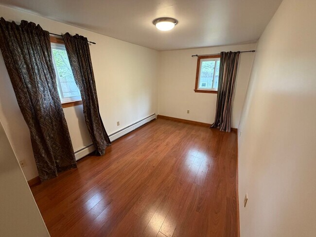 Building Photo - Beautiful 4 Bed / 2 Bath, Single Family Home. Close to Downtown Northampton!