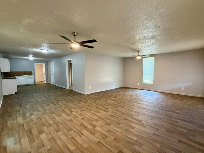 Building Photo - 724 Searcy Ave