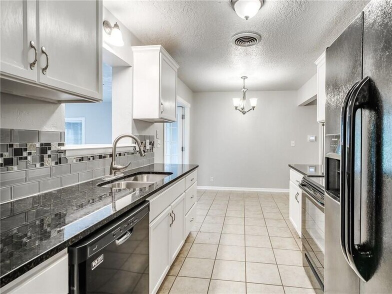 Building Photo - 2215 Beverly Hills St