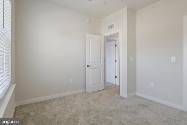 Building Photo - 1780 Cherry Birch St