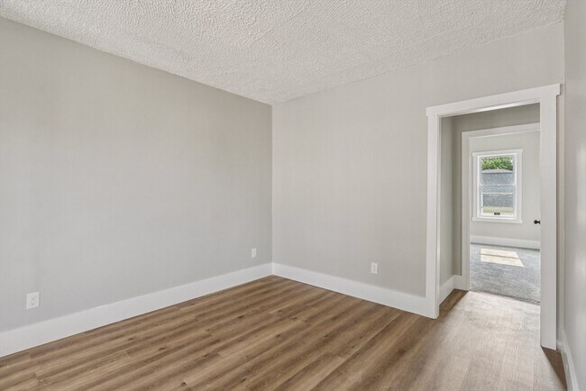 Building Photo - 354 Jencks St