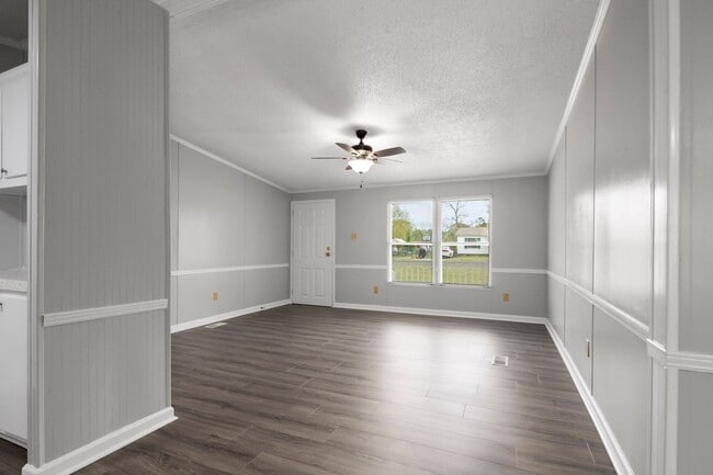 Building Photo - 3 Bed 2 Bath Home Close to Fort Bragg