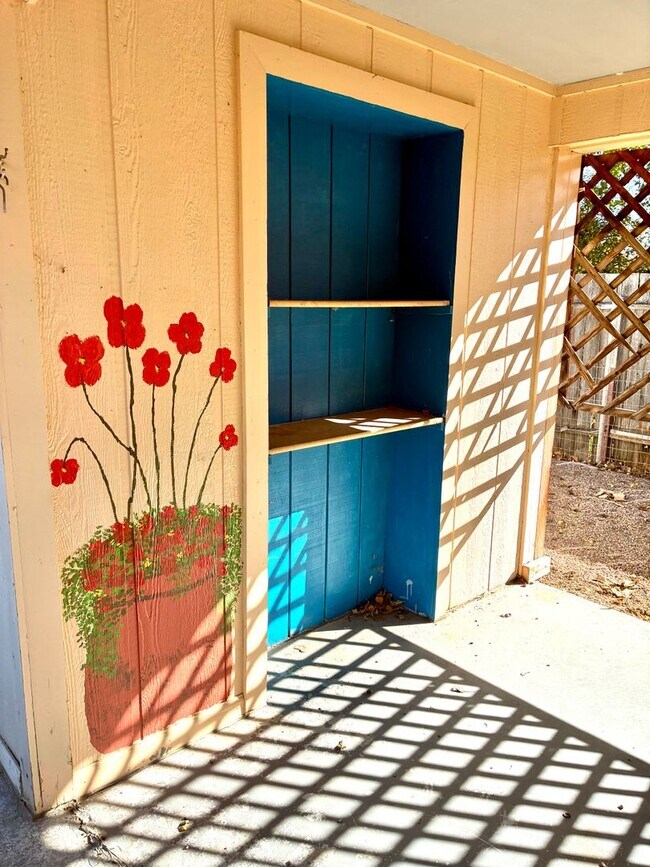 Building Photo - Beautiful open floorplan - 3 Bedroom/ 2 Bath - HUGE fenced backyard