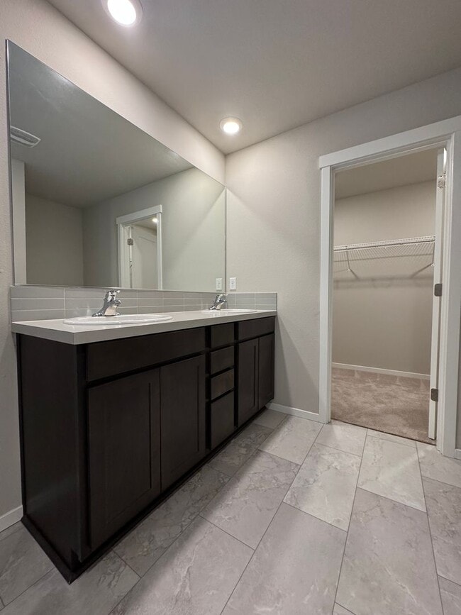 Building Photo - Modern 4-Bed Home for Rent