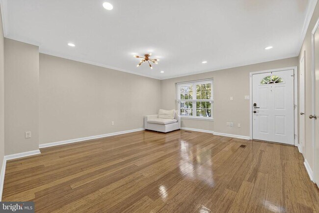 Building Photo - 8605 Western Oak Dr