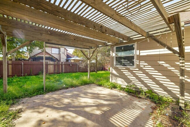 Building Photo - 15013 Big Falls Dr