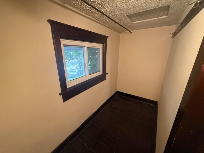 Building Photo - West Side 2BR Upper with Amazing Front Porch