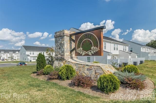 Building Photo - 352 Halton Crossing Dr SW