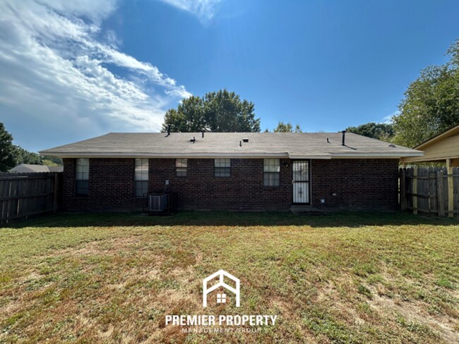 Building Photo - 6200 Somerset Cove