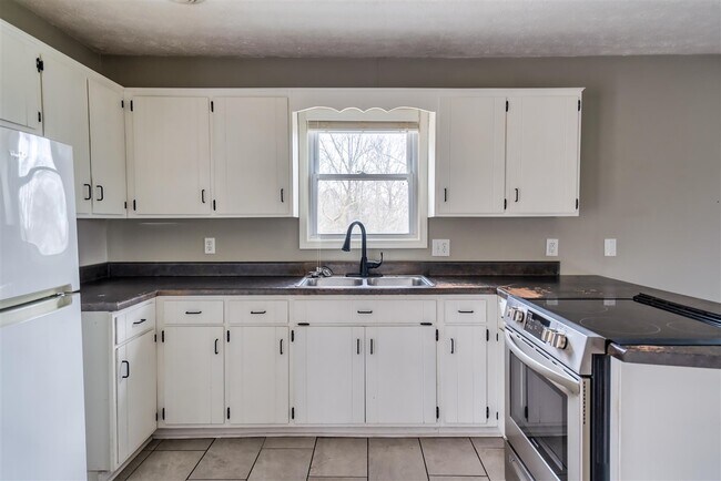 Building Photo - 2426 Lewisburg Rd