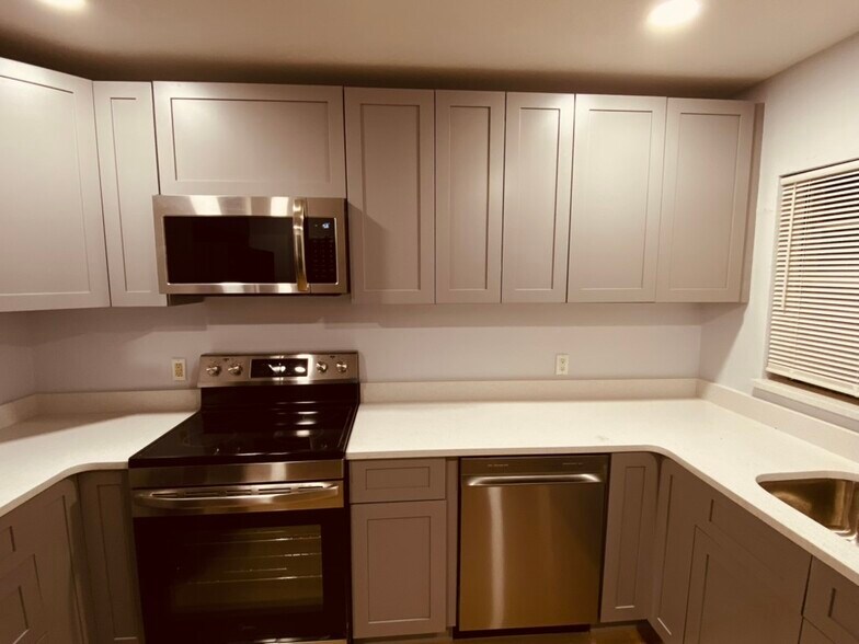 Kitchen 1-5 - 131 W Atwater Ave
