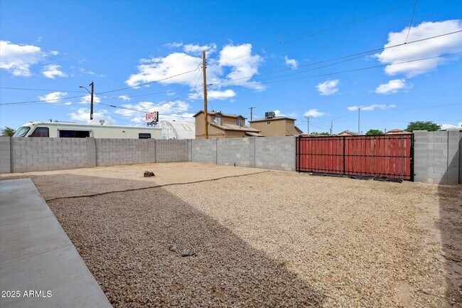 Building Photo - 1217 S 12th Ave