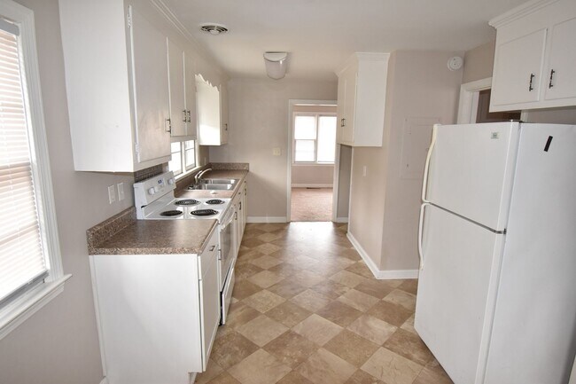 Building Photo - 2 Bedroom and 1.5 Bath Home- Greenwood (No Pets)