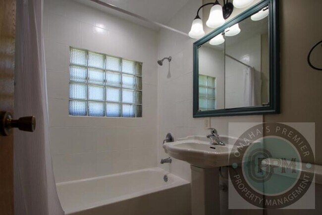 Building Photo - Discover this well-maintained 3-bedroom, 2-bath home in Omaha, NE