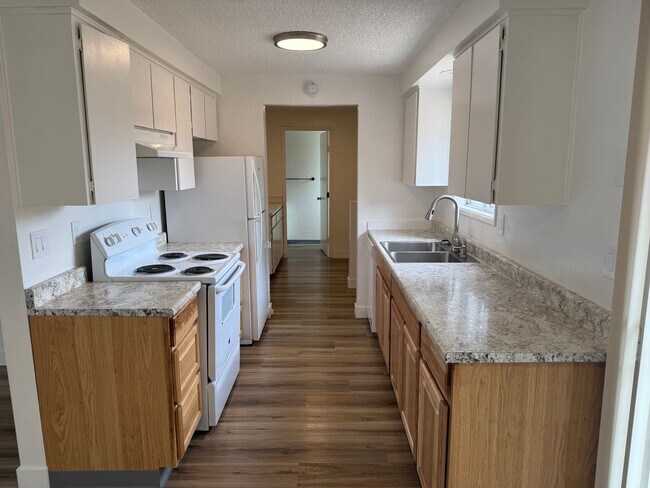 Building Photo - Updated 2 bedroom 1 1/2 bath duplex in Springfield!