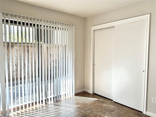 Building Photo - 1202 Thorpe Ln