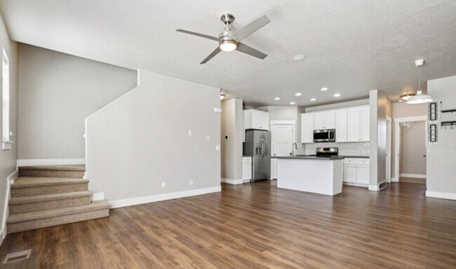 Building Photo - Your Next Home Awaits!