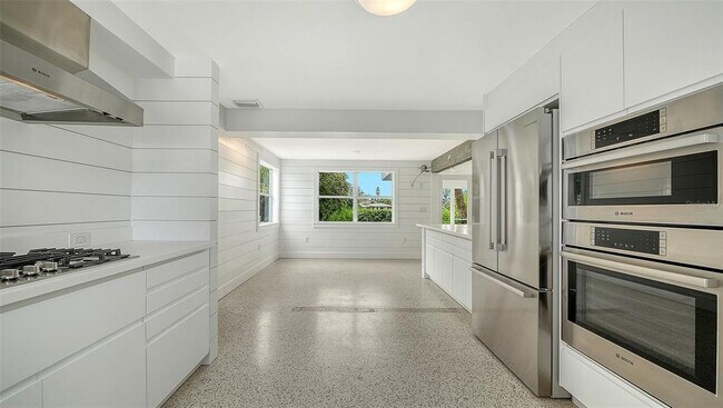 Building Photo - 7665 Sanderling Rd