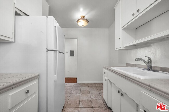 Building Photo - 1648 Edgecliffe Dr