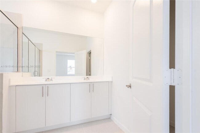 Building Photo - 2636 SE 8th Ct