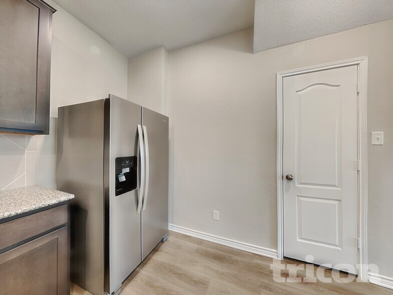 Building Photo - 601 Lost Pond