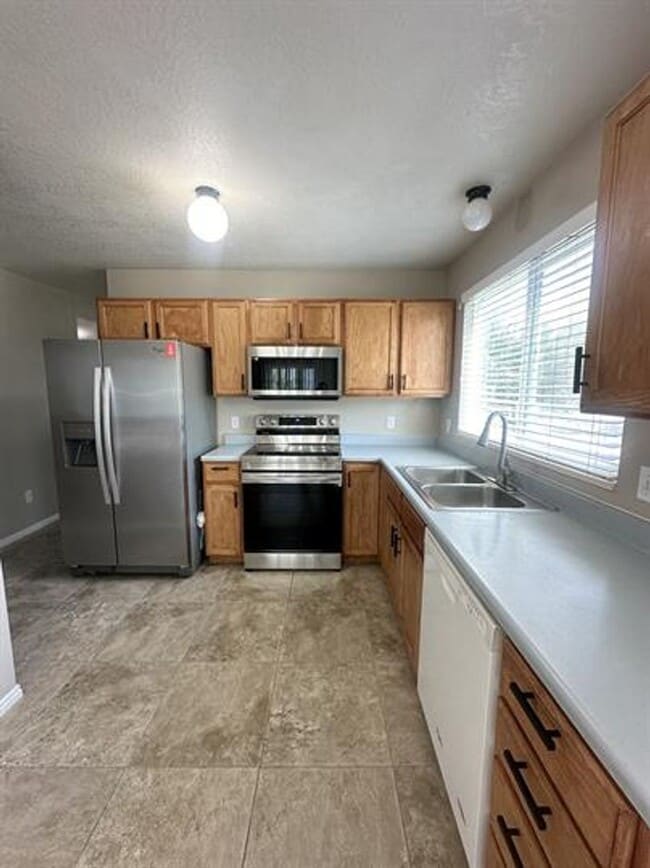 Building Photo - Charming Murray upstairs unit