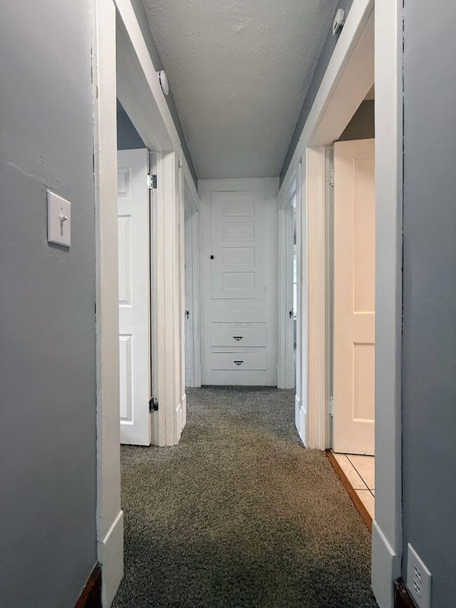 Building Photo - Three bedroom one bathroom home for rent