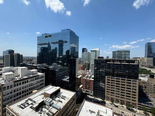 Building Photo - 600 S Dearborn St