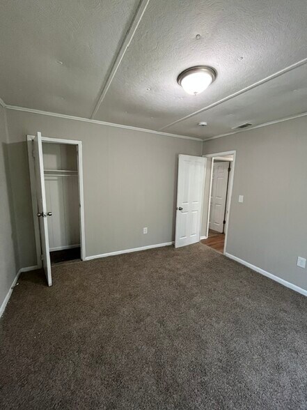 Building Photo - 2844 Shamrock Ln