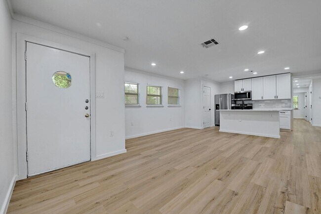 Building Photo - 1913 David St