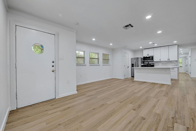 Building Photo - Top of the line 6 bed in West Campus!!! 1913!!!