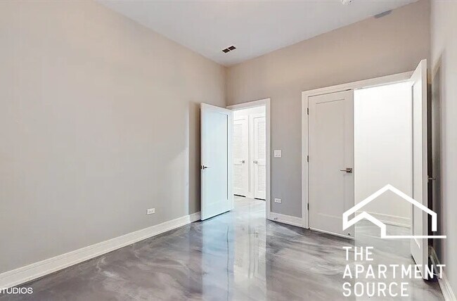Building Photo - 3253 N Elston Ave
