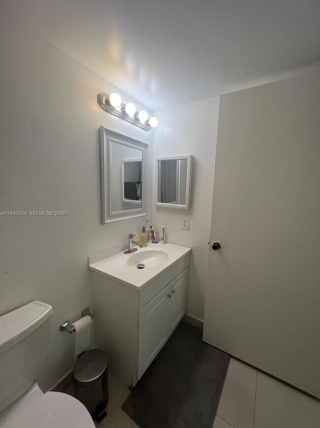 Building Photo - 550 S Park Rd